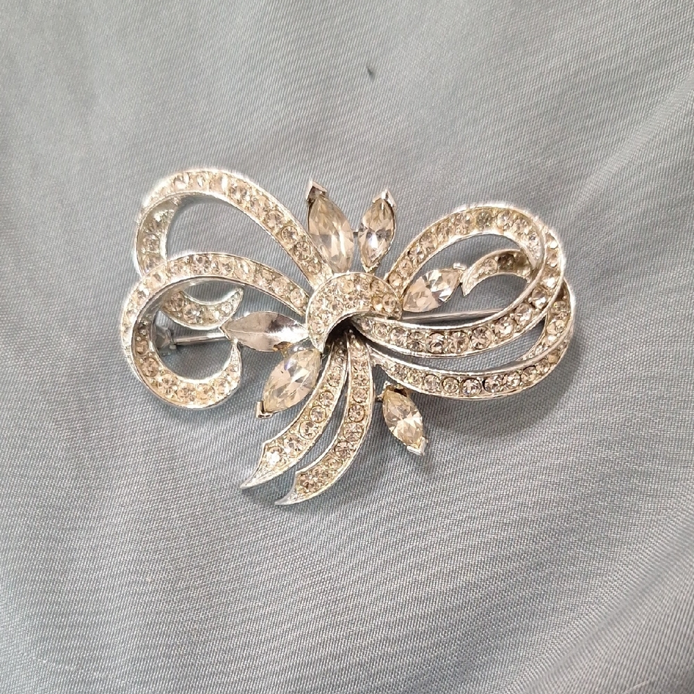 Silver Toned Crystal Brooche Missing 2 Gems Read Description